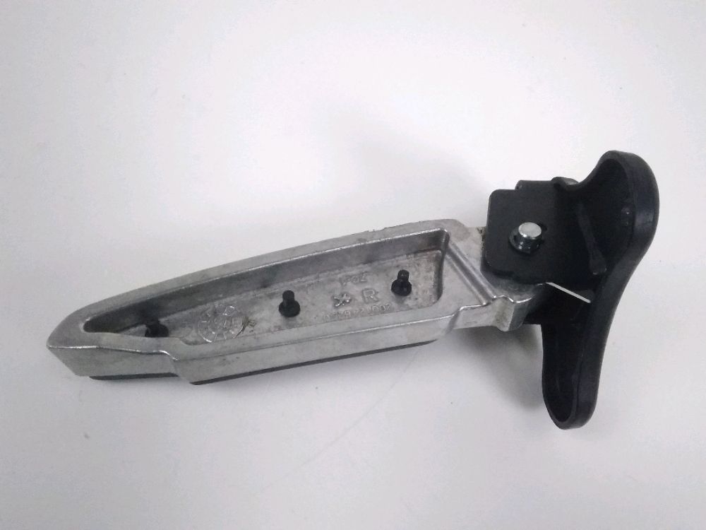 PLATINE ET REPOSE PIEDS ARRIERE DROIT