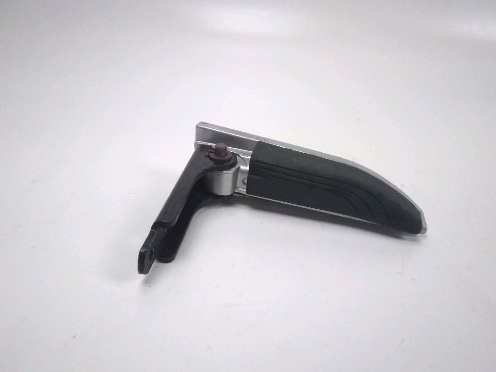 PLATINE ET REPOSE PIEDS ARRIERE DROIT