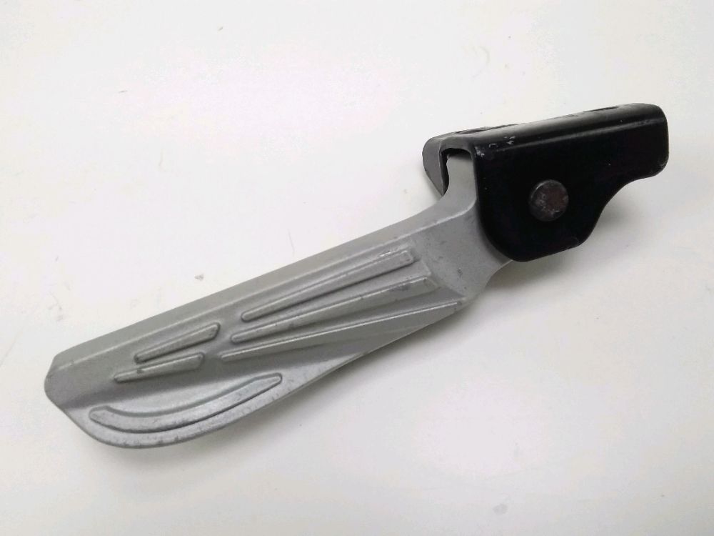 PLATINE ET REPOSE PIEDS ARRIERE DROIT