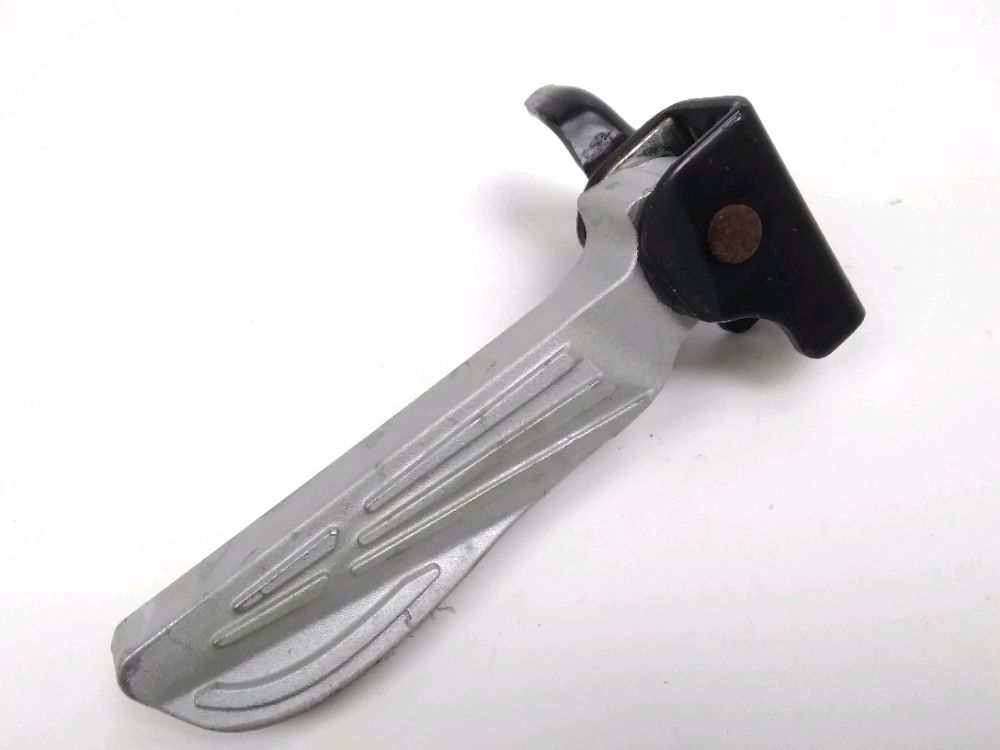 PLATINE ET REPOSE PIEDS ARRIERE DROIT