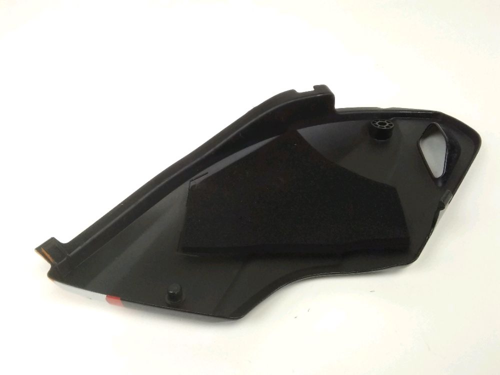 CACHE LATERAL DROIT