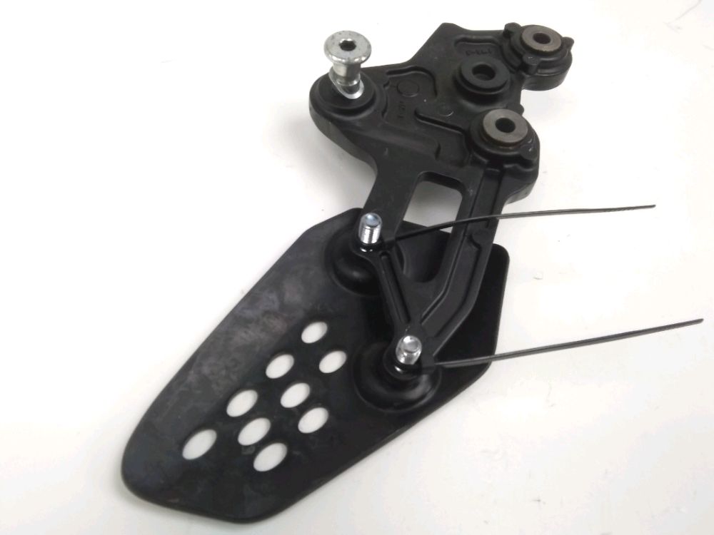 PLATINE AVANT DROITE