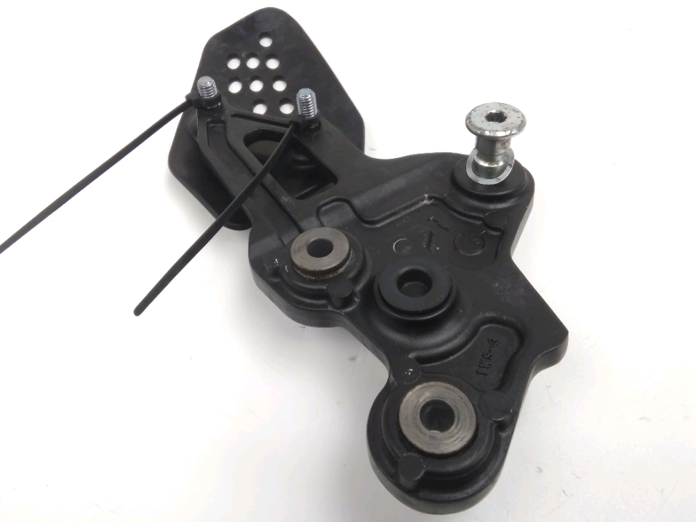 PLATINE AVANT DROITE