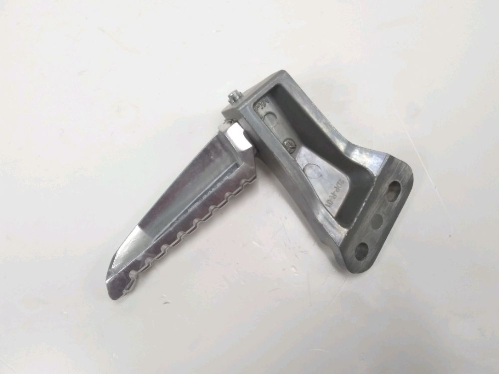 PLATINE ET REPOSE PIEDS ARRIERE DROIT