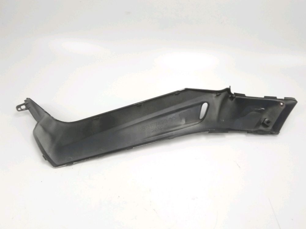 CACHE LATERAL DROIT