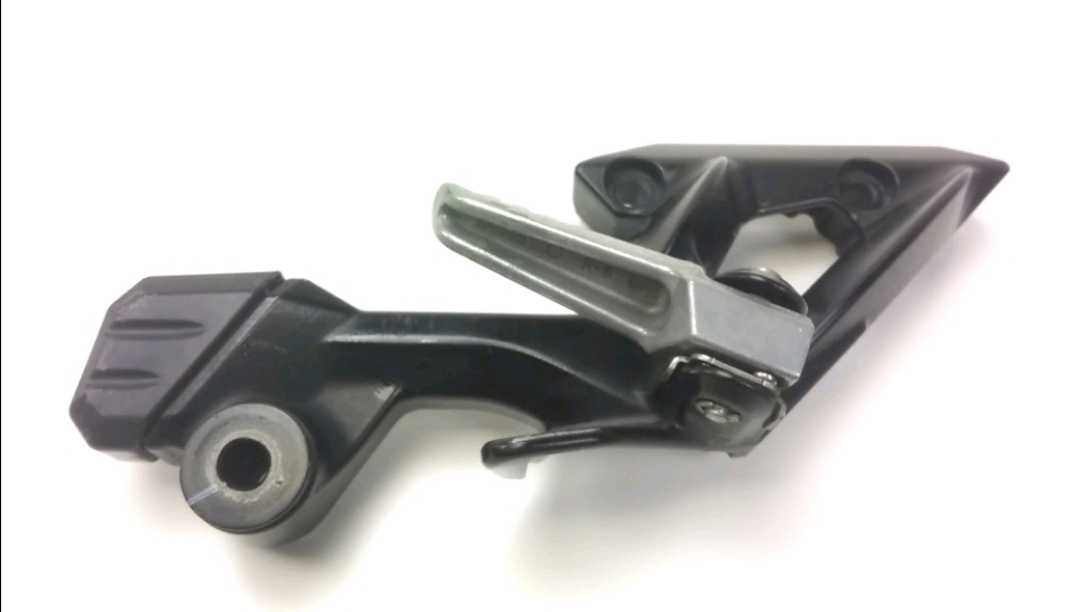 PLATINE ET REPOSE PIEDS ARRIERE DROIT