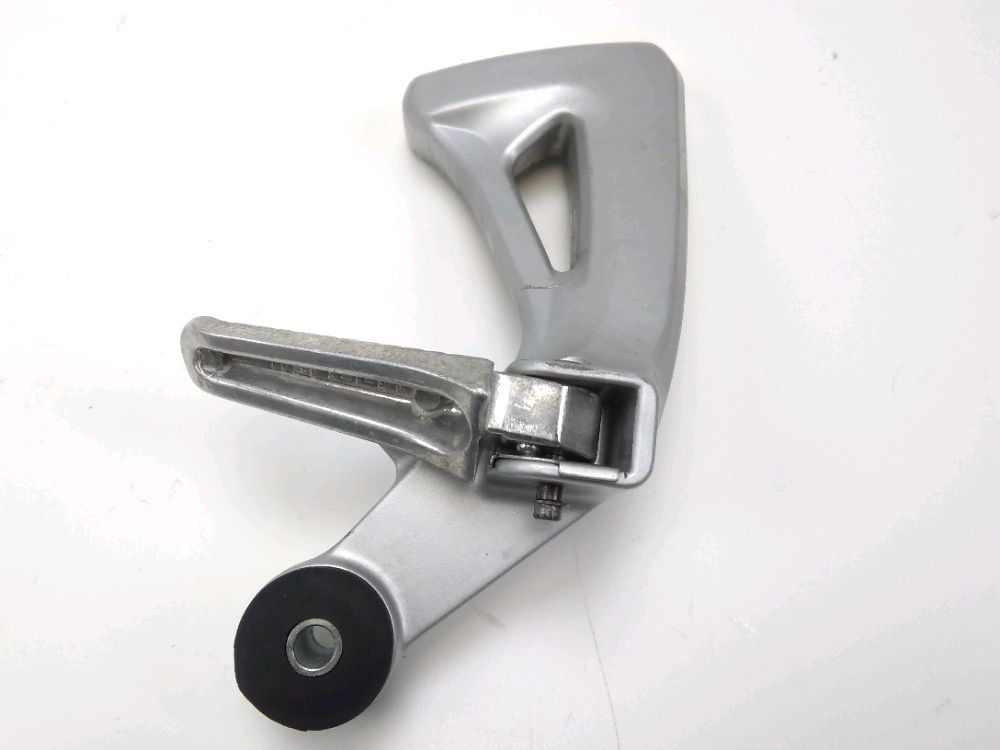 PLATINE ET REPOSE PIEDS ARRIERE DROIT