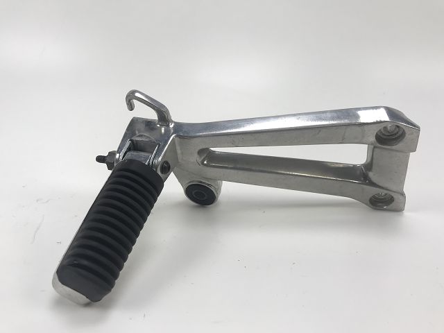 PLATINE ET REPOSE PIEDS ARRIERE DROIT