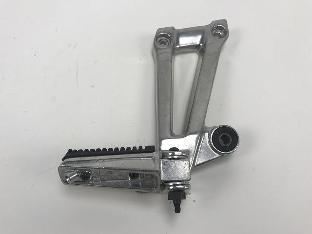 PLATINE ET REPOSE PIEDS ARRIERE DROIT