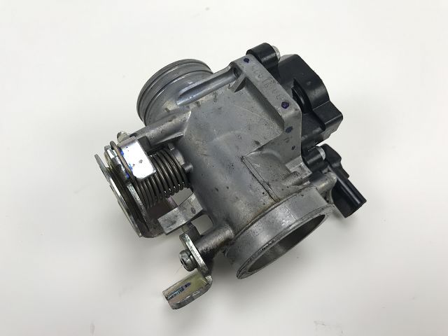 Corps d'injection gauche