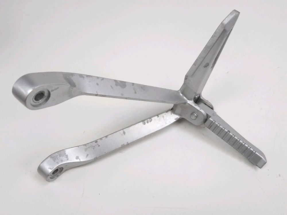 Platine et repose pieds arriere gauche