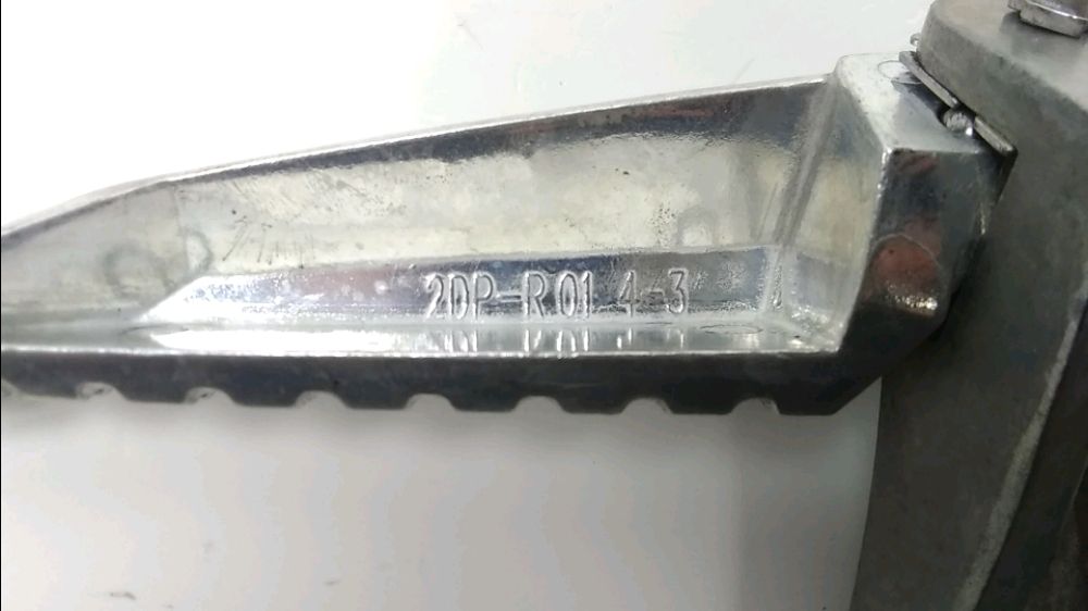 PLATINE ET REPOSE PIEDS ARRIERE DROIT