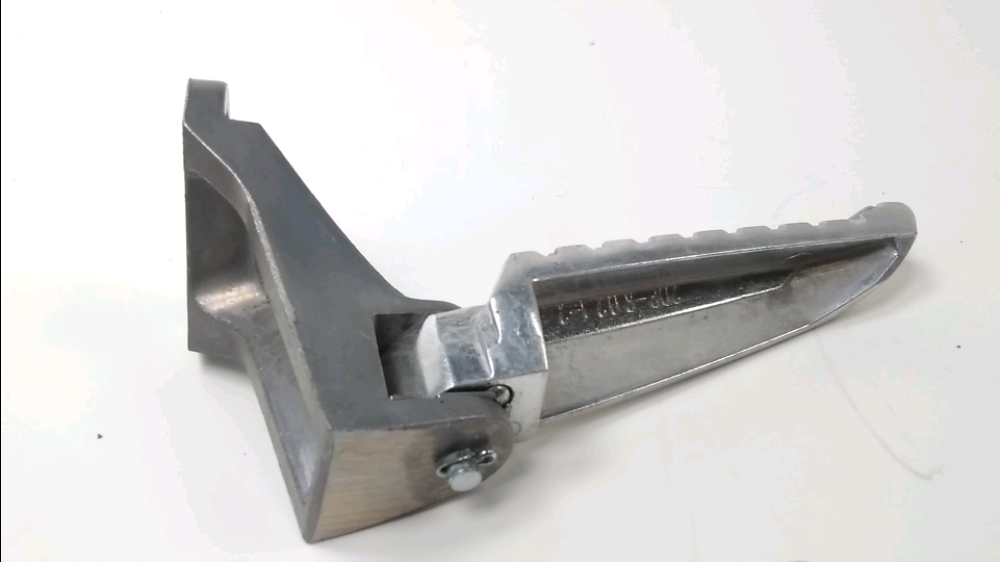 PLATINE ET REPOSE PIEDS ARRIERE DROIT