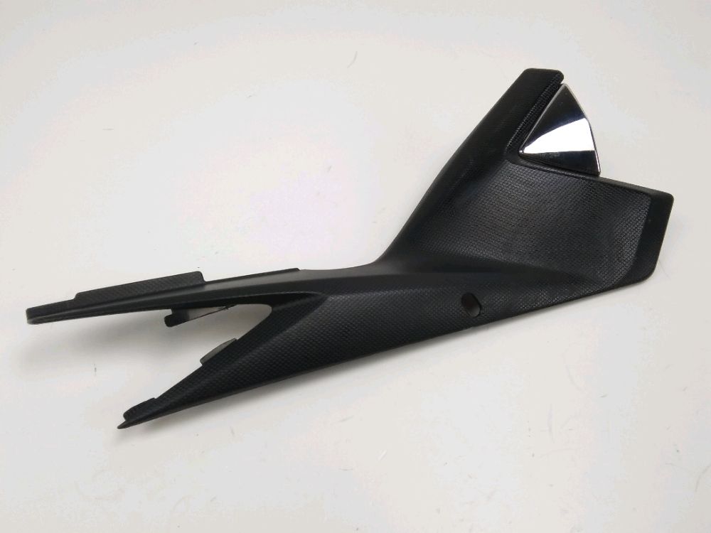 CACHE LATERAL DROIT