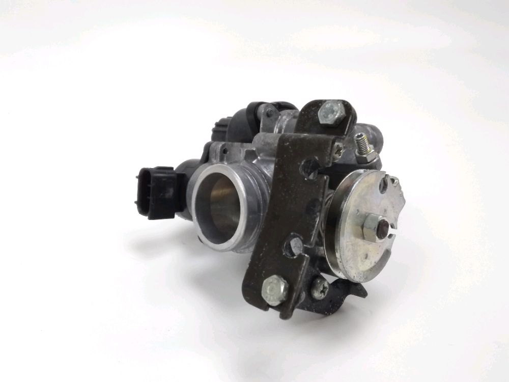 Corps d'injection gauche