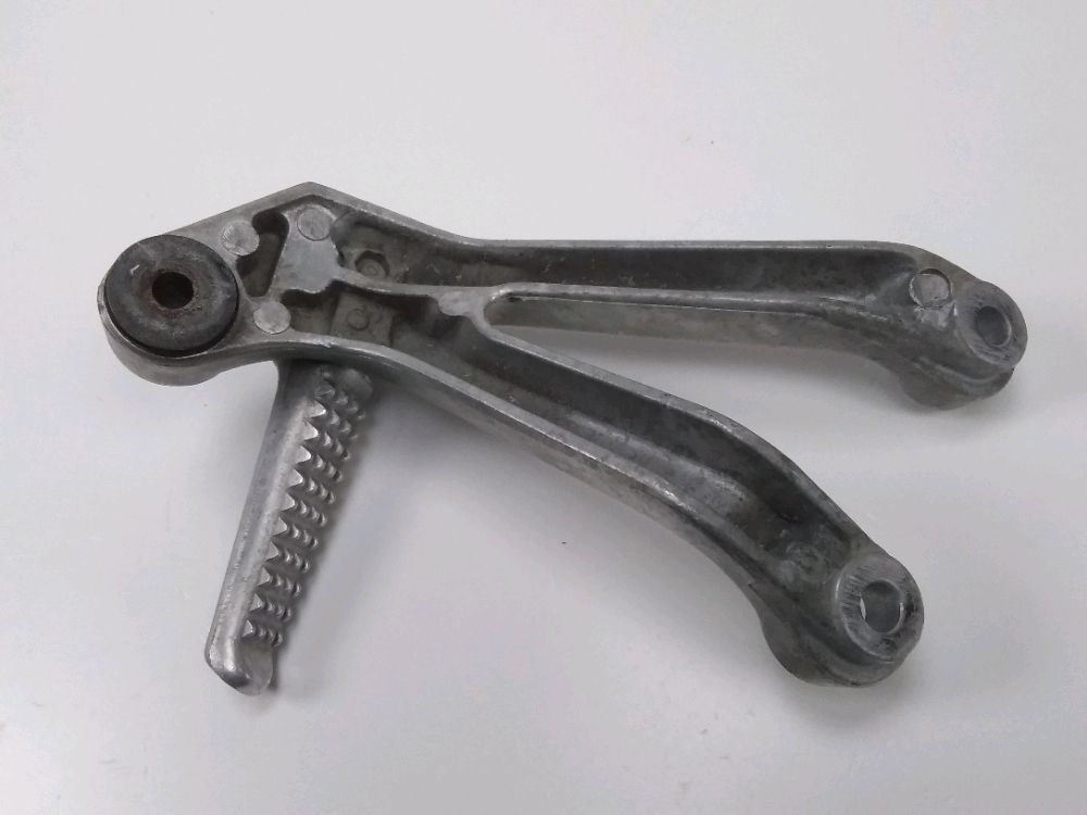 PLATINE ET REPOSE PIEDS ARRIERE DROIT