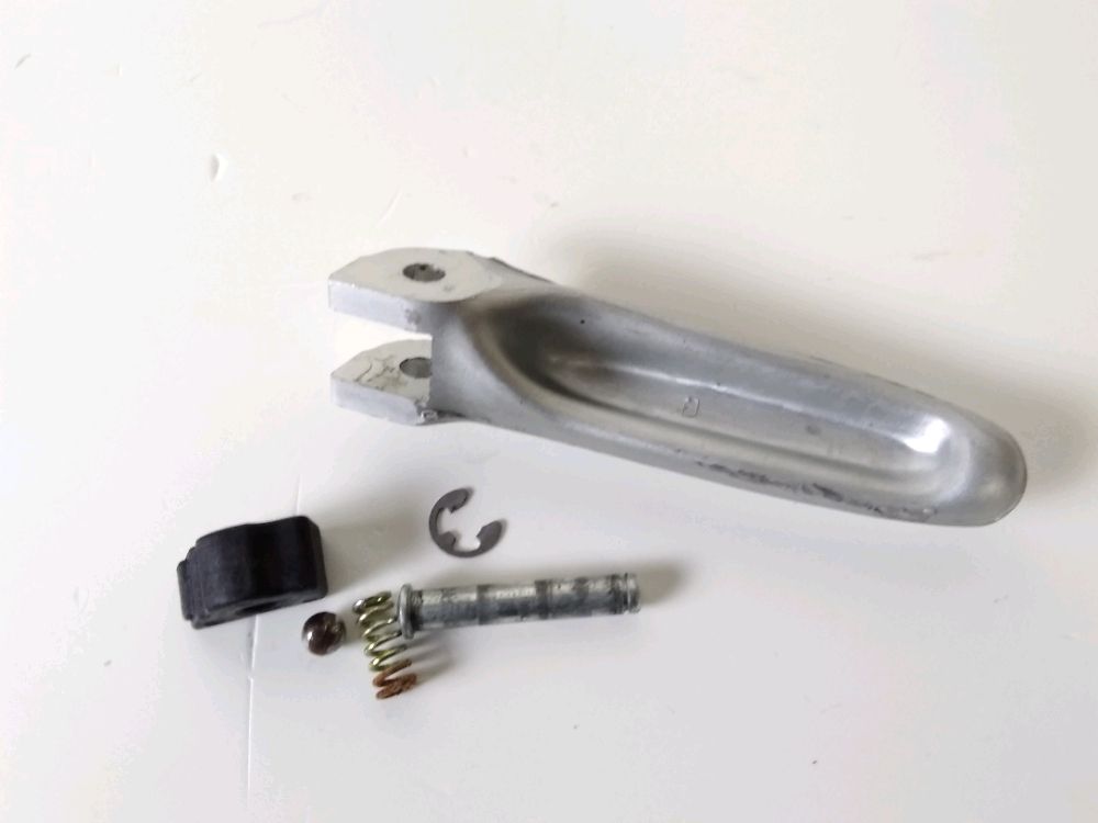 Repose pieds arriere droit