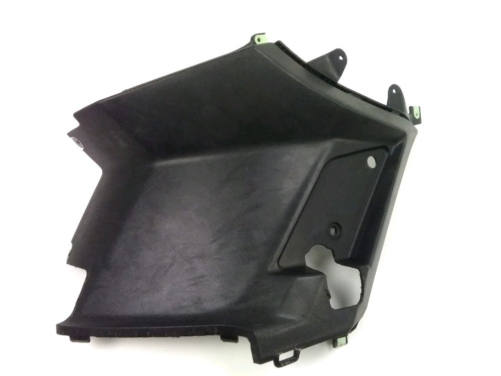 Cache lateral gauche