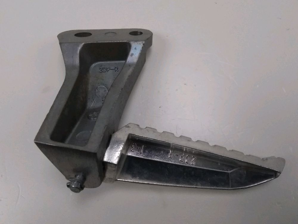 PLATINE ET REPOSE PIEDS ARRIERE DROIT