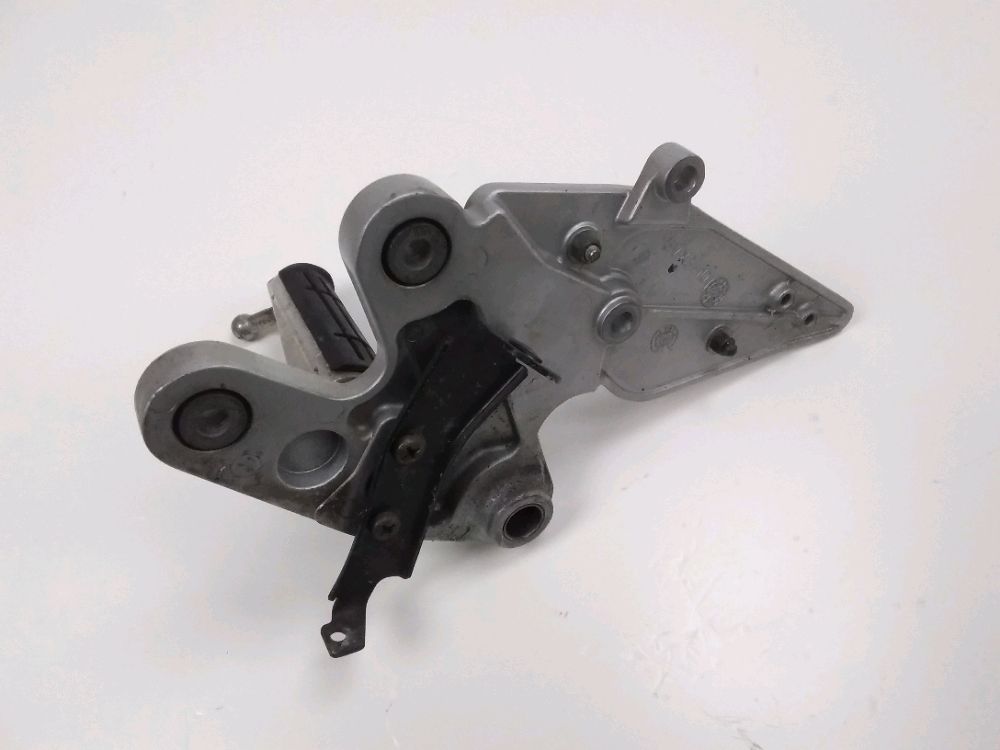 PLATINE AVANT DROITE