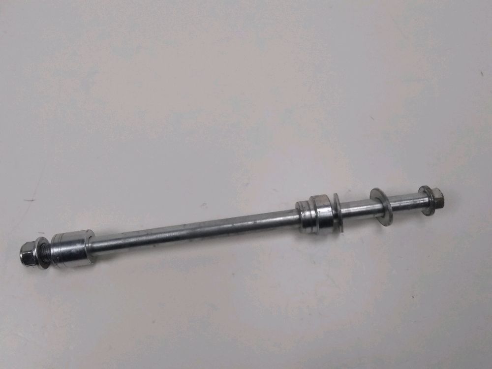 Axe de roue arriere