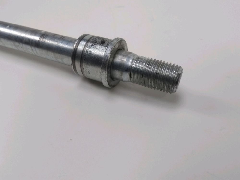 AXE DE ROUE AVANT