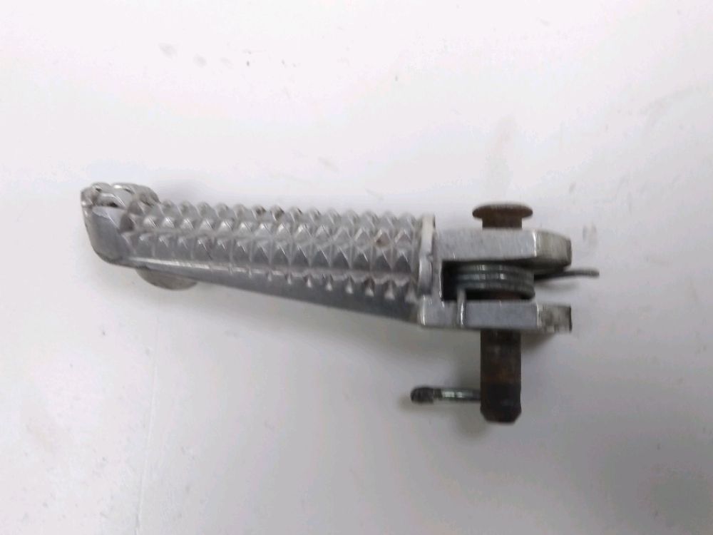 Repose pieds avant gauche