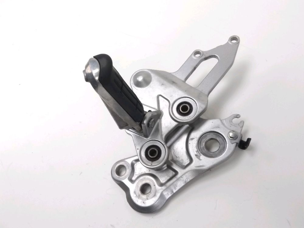 PLATINE AVANT DROITE