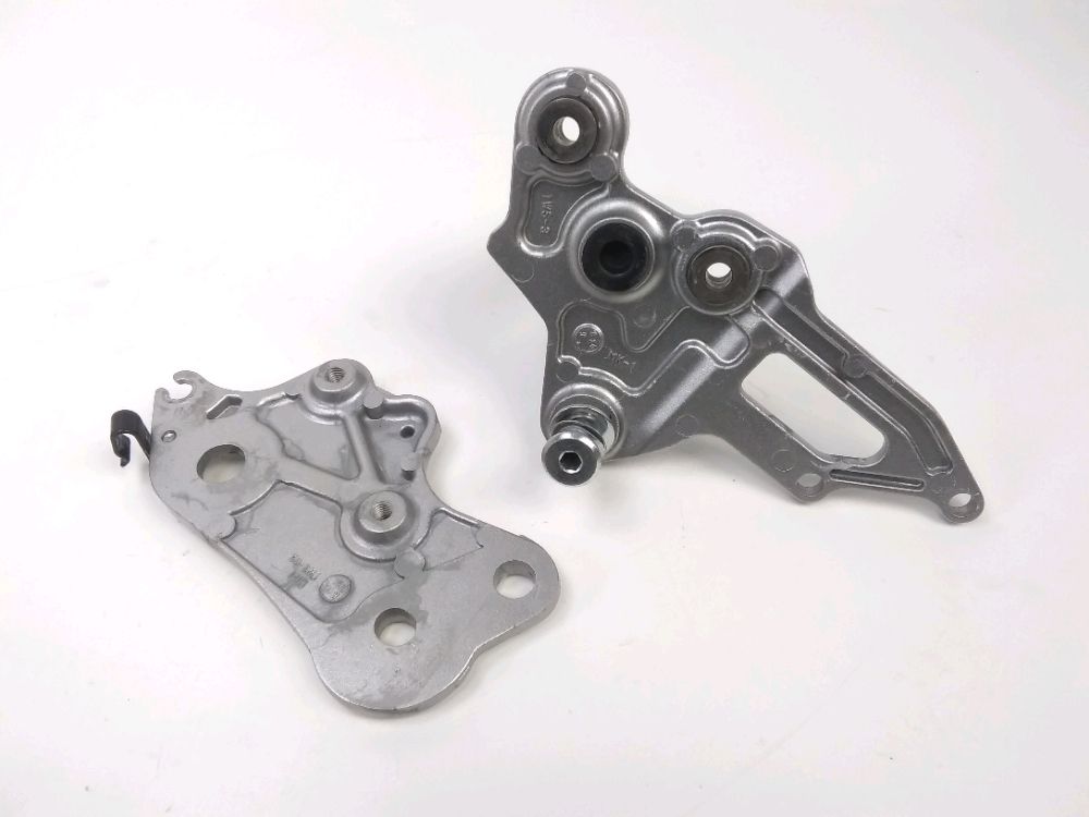 PLATINE AVANT DROITE