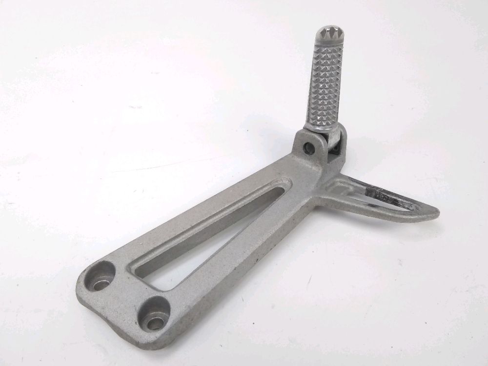 PLATINE ET REPOSE PIEDS ARRIERE DROIT