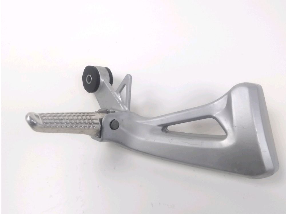 PLATINE ET REPOSE PIEDS ARRIERE DROIT