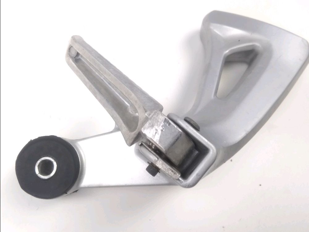 PLATINE ET REPOSE PIEDS ARRIERE DROIT