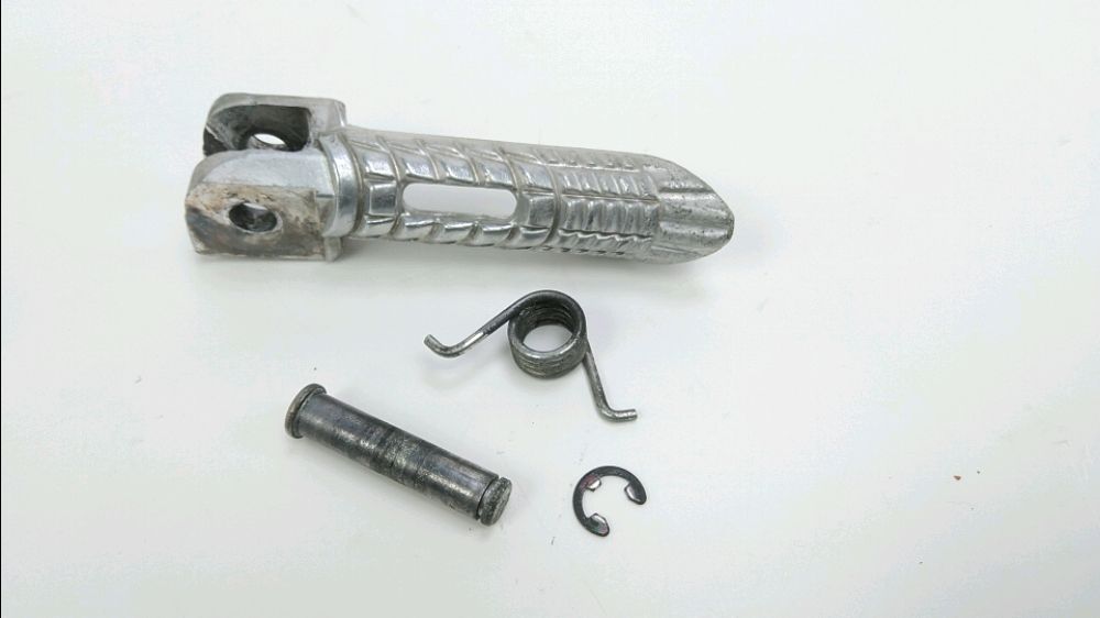 Repose pieds avant gauche