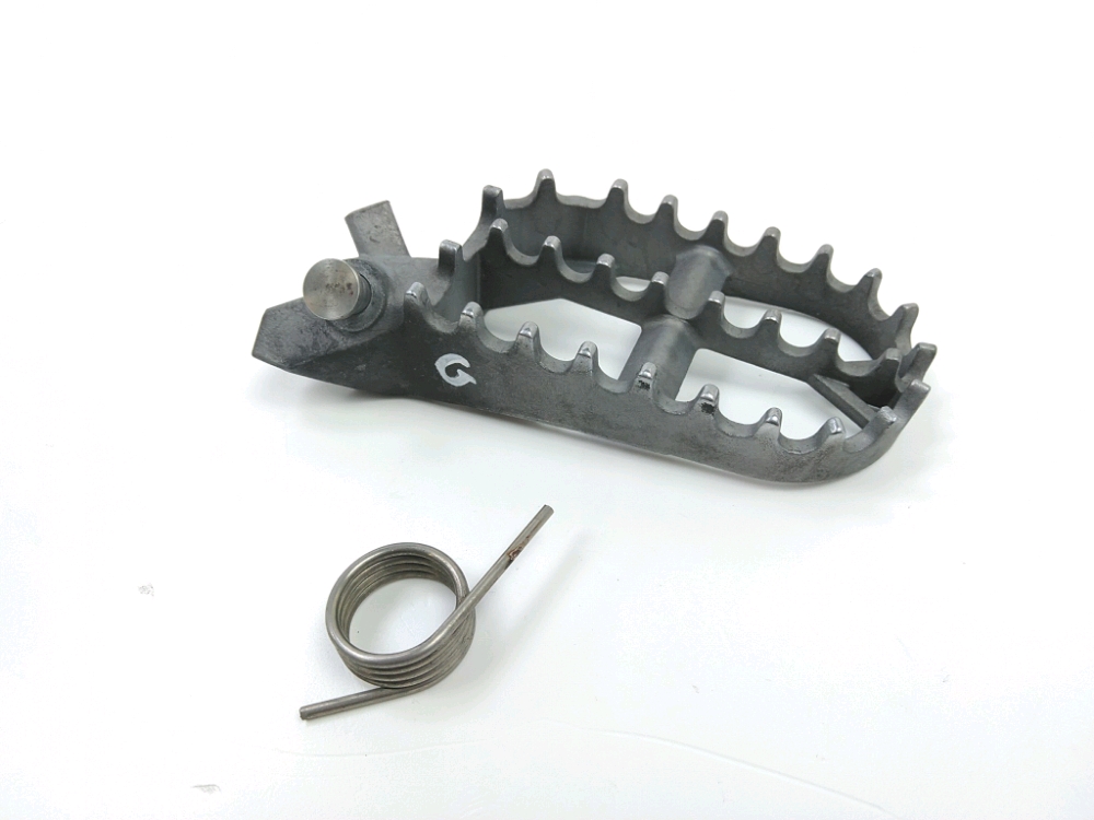 Repose pieds avant gauche