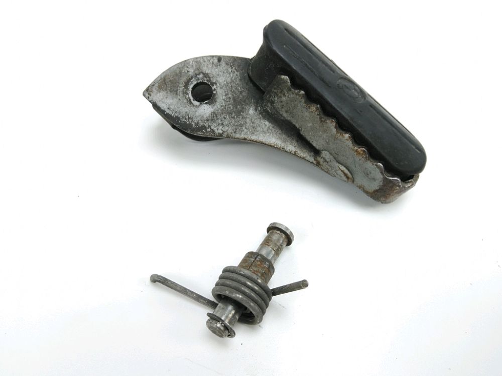 Repose pieds avant gauche