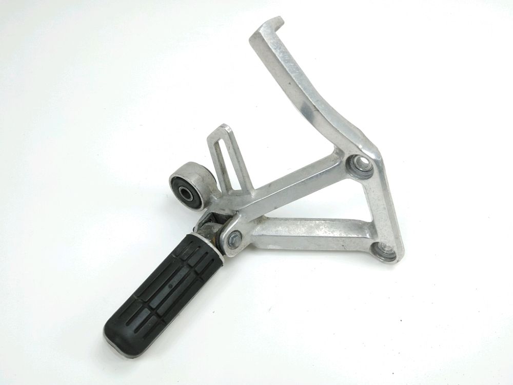 PLATINE ET REPOSE PIEDS ARRIERE DROIT