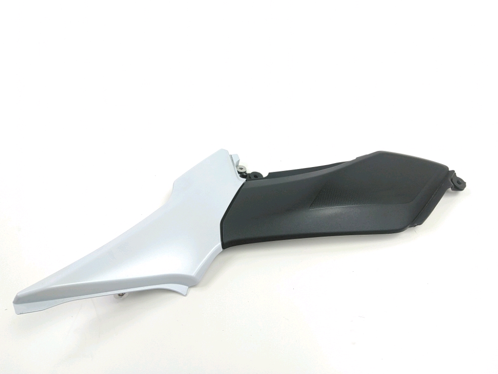 Cache lateral gauche