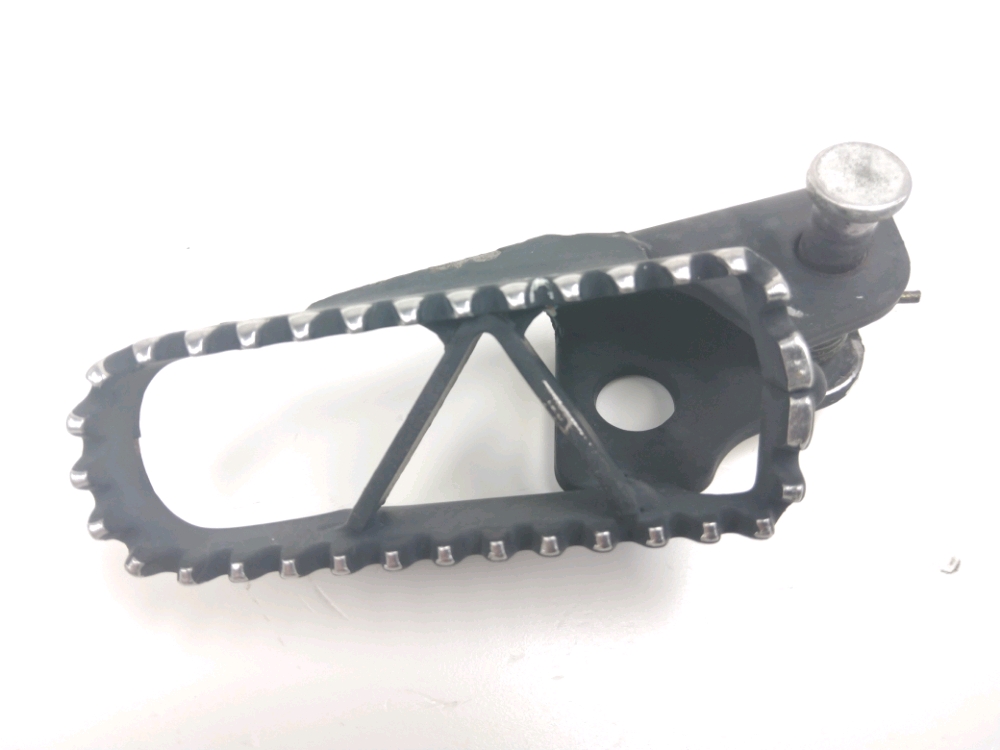 Repose pieds avant gauche