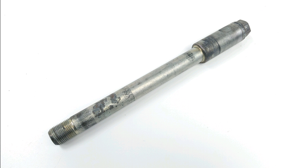 Axe de roue avant