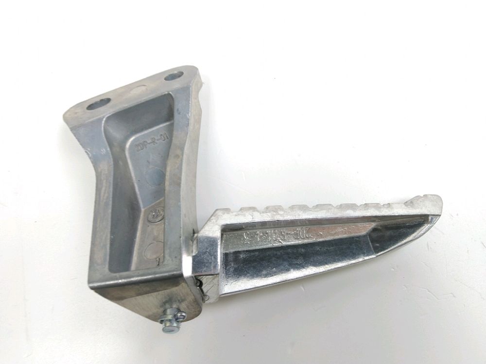 PLATINE ET REPOSE PIEDS ARRIERE DROIT