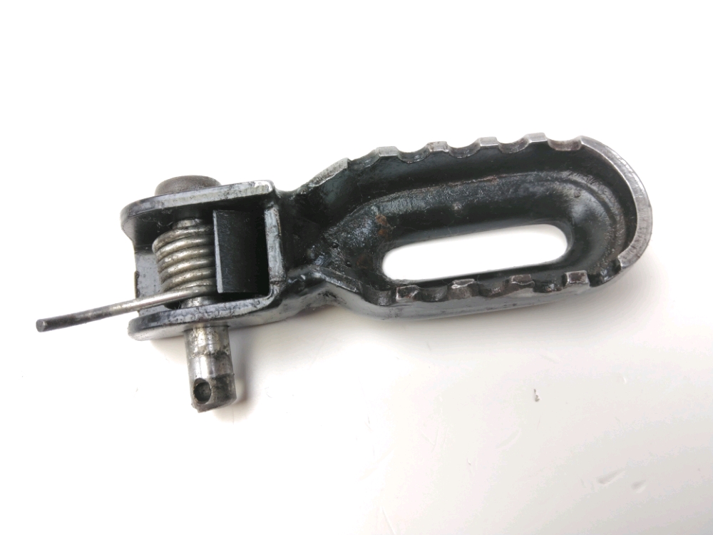 Repose pieds avant gauche