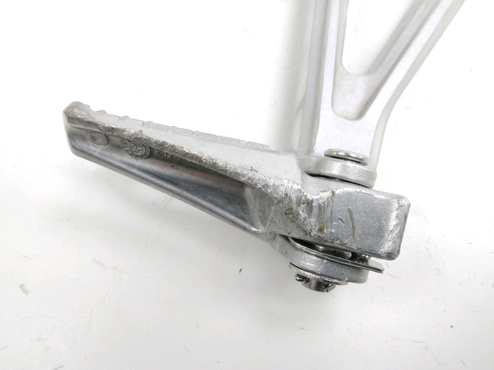 PLATINE ET REPOSE PIEDS ARRIERE DROIT