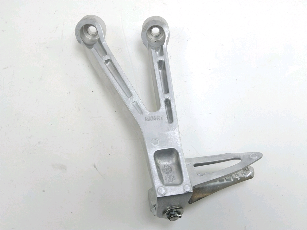 PLATINE ET REPOSE PIEDS ARRIERE DROIT