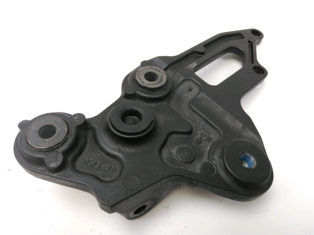 PLATINE AVANT DROITE