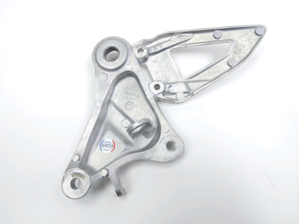 PLATINE AVANT DROITE