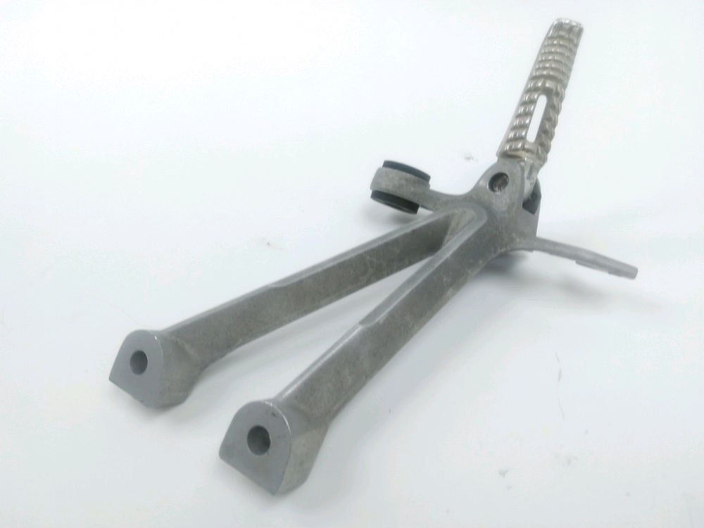 PLATINE ET REPOSE PIEDS ARRIERE DROIT