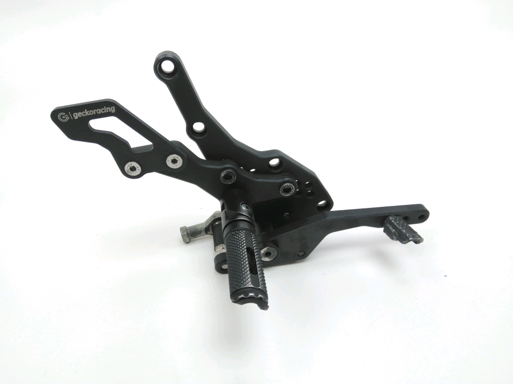 PLATINE AVANT DROITE