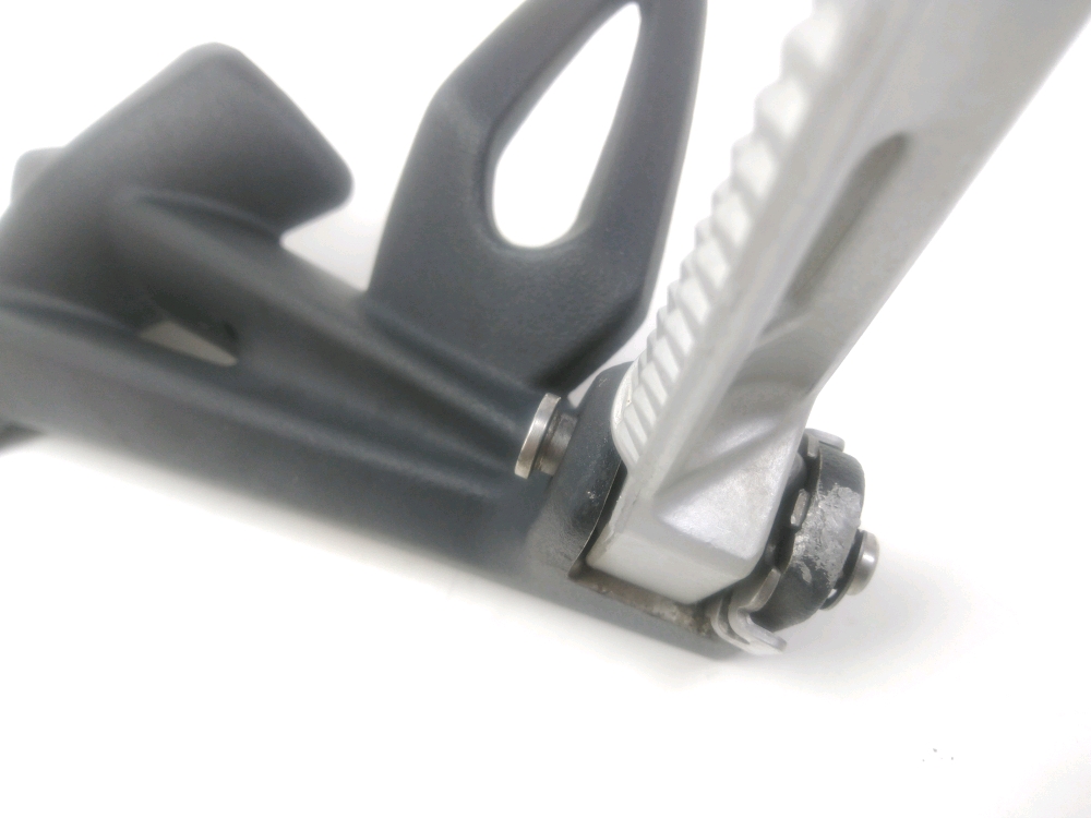 PLATINE ET REPOSE PIEDS ARRIERE GAUCHE