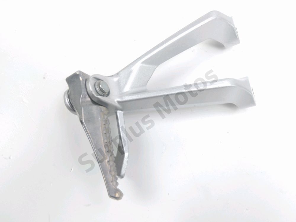 Platine et repose pieds arriere gauche