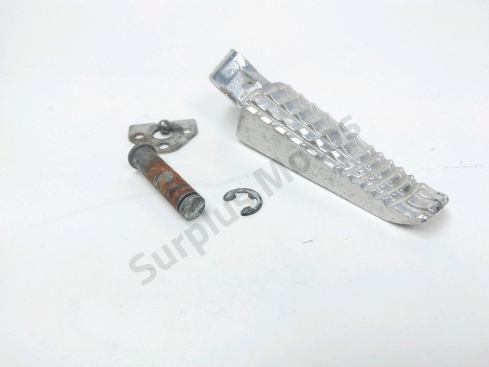 Repose pieds arriere droit